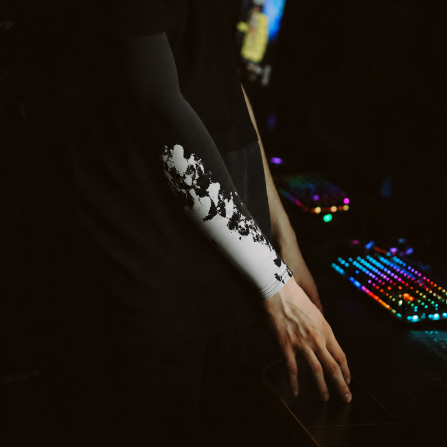 Gamer usando la ZEL Arm Sleeve en el setup